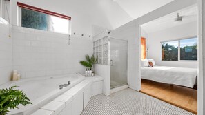 4 bedrooms, in-room safe, blackout curtains, iron/ironing board - Tropical Garden Family Home & Penthouse - Sleeps 8 Walk to Beach, BBQ, Hot Tub  (Kihei)