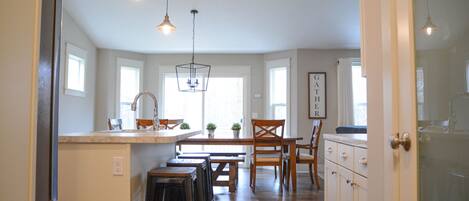 Kylskåp, mikrovågsugn, ugn och spishäll