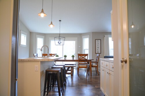 Charming w/ Grill, Hot Tub, firepit, Trails, 3.3 Acres-Just 4 Mi From Saugatuck!