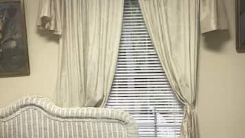 2 habitaciones, caja de seguridad en la habitación y escritorio