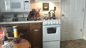 雪櫃、微波爐、焗爐、爐具