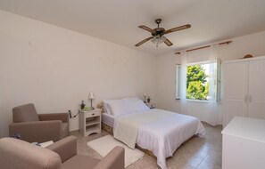 4 bedrooms, free WiFi, bed sheets - Amazing home in Blato with WiFi (Blato)