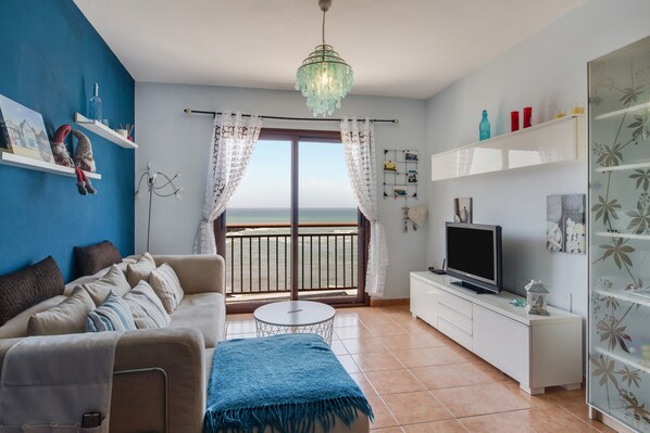 TV - Charming Apartment Abuelo Miguel On the Beach with Rooftop Terrace, Ocean View & Wi-Fi (Las Palmas)