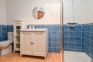 Shower, hair dryer, towels - Charming Apartment Abuelo Miguel On the Beach with Rooftop Terrace, Ocean View & Wi-Fi (Las Palmas)
