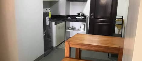 Fridge, dishwasher, electric kettle, cookware/dishes/utensils