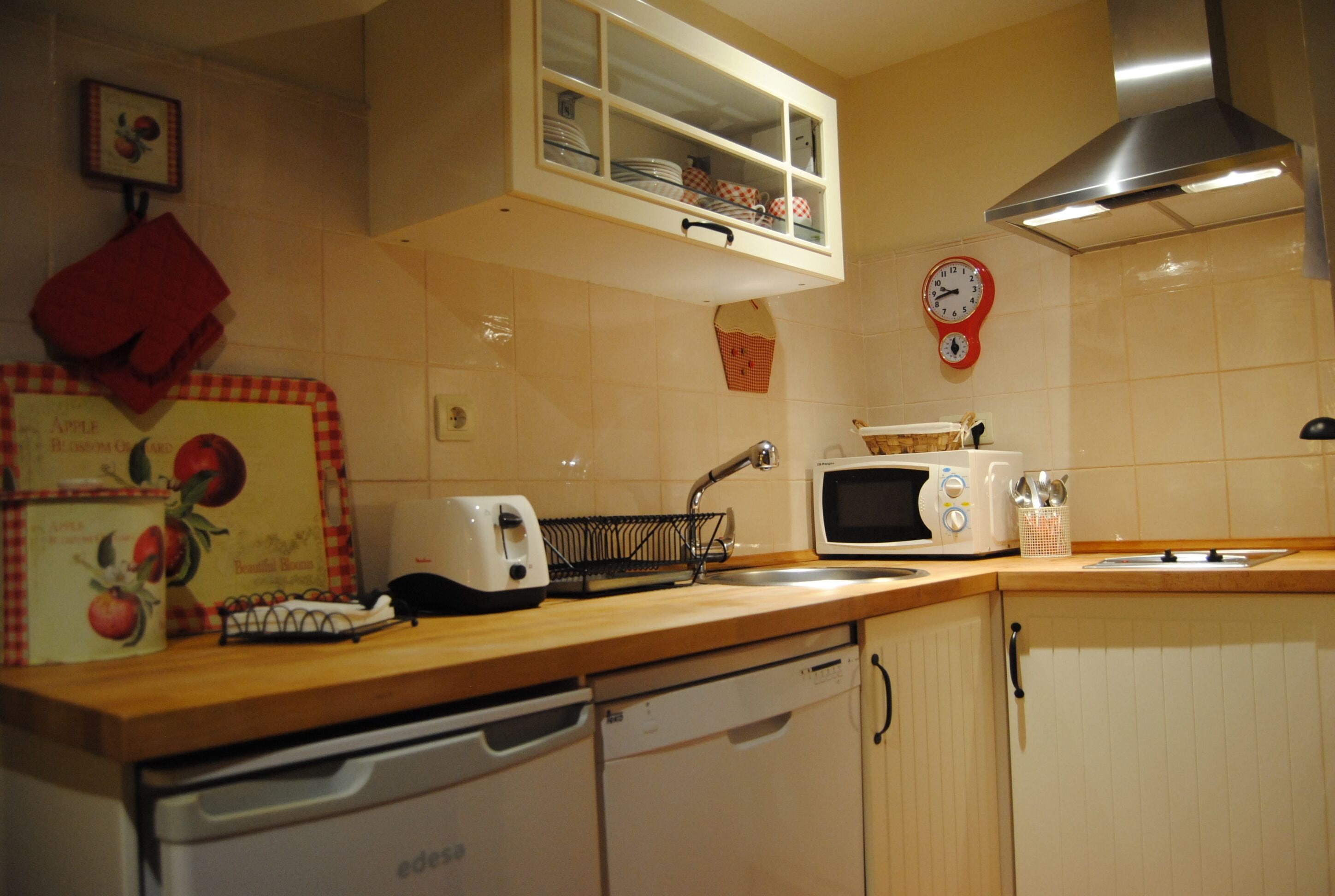 Micro-ondes, plaque de cuisson, lave-vaisselle