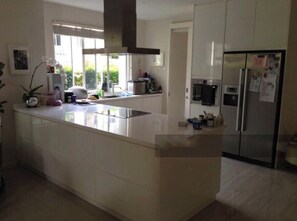 Refrigerador, microondas, horno, placa de cocina