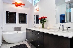 Ensemble douche/baignoire, sèche-cheveux, serviettes fournies, savon