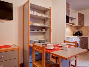 Réfrigérateur, micro-ondes, lave-vaisselle, cafetière/bouilloire