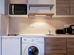 Kylskåp, mikrovågsugn, diskmaskin och kaffe- och tebryggare