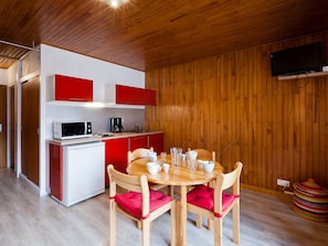 Fridge, microwave, dishwasher, coffee/tea maker