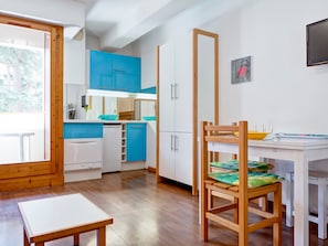 Køleskab, mikrobølgeovn, opvaskemaskine, kaffe-/temaskine