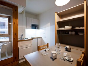 Een koelkast, een microgolfoven, een vaatwasser