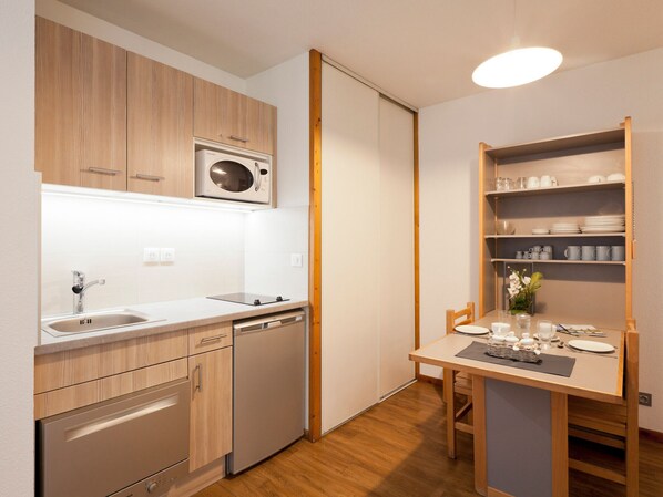 Fridge, microwave, dishwasher, coffee/tea maker