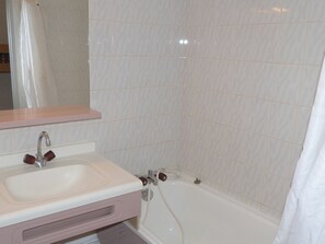 Bathroom - Studio for 4 - City Center, Balcony, Wi-Fi (Brides-les-Bains)