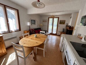 Dining - Cozy 2-BR Apartment with Fireplace, Terrace, and Ski Access in Arêches-Beaufort (Arêches-Beaufort)