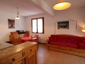 Een televisie en een open haard