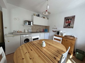 Mikroaaltouuni, uuni, astianpesukone, leivänpaahdin