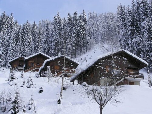 Cozy 2-BR Apartment with Fireplace, Terrace, and Ski Access in Arêches-Beaufort