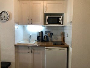 Réfrigérateur, micro-ondes, lave-vaisselle, cafetière/bouilloire