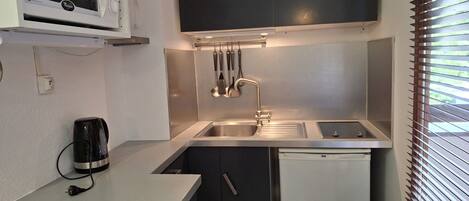 Een koelkast, een microgolfoven, een koffiezetapparaat/waterkoker