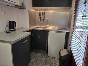 Kühlschrank, Mikrowelle, Wasserkocher mit Kaffee-/Teezubehör, Toaster