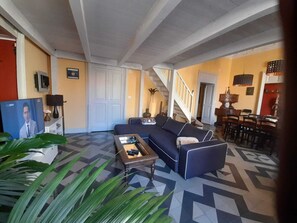 Smart TV, fireplace, DVD player, ping pong