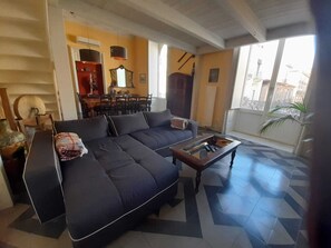 Smart TV, fireplace, DVD player, ping pong