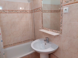 Bathroom - Cozy studio for 2, balcony and wifi in Brides-les-Bains (Brides-les-Bains)
