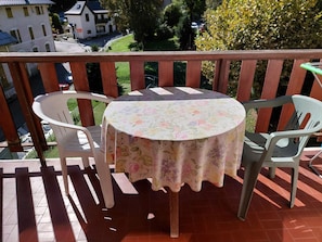 Outdoor dining - Cozy studio for 2, balcony and wifi in Brides-les-Bains (Brides-les-Bains)