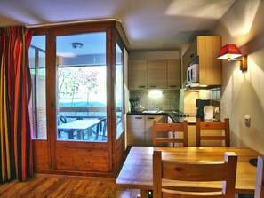 Fridge, microwave, dishwasher, coffee/tea maker