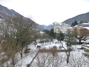 Une région montagneuse où le sol et les bâtiments sont recouverts de neige.