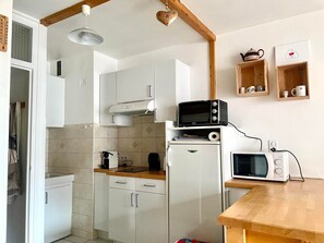 Fridge, microwave, stovetop, coffee/tea maker