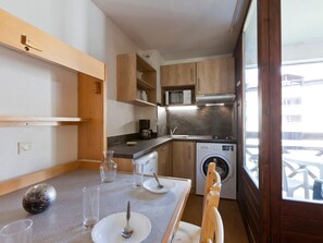 Réfrigérateur, micro-ondes, cafetière/bouilloire, grille-pain