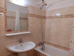 Bathroom - Studio for 2, Village Center, Wifi, Pets Allowed (Brides-les-Bains)
