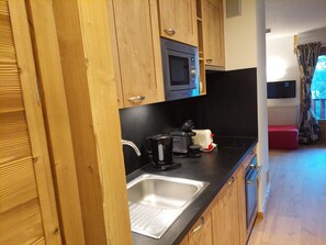 Fridge, microwave, oven, coffee/tea maker - Charming studio for 2 with balcony in Brides-les-Bains (Brides-les-Bains)