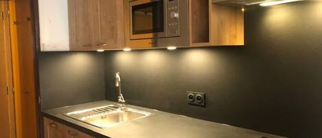 Fridge, microwave, oven, coffee/tea maker
