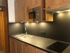 Réfrigérateur, micro-ondes, four, cafetière/bouilloire