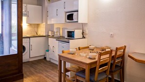 Wasserkocher mit Kaffee-/Teezubehör, Kühlschrank, Mikrowelle, Ofen