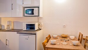 Wasserkocher mit Kaffee-/Teezubehör, Kühlschrank, Mikrowelle, Ofen