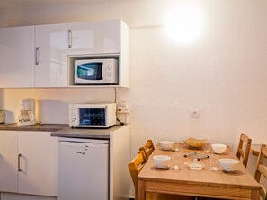 Fridge, microwave, oven, coffee/tea maker