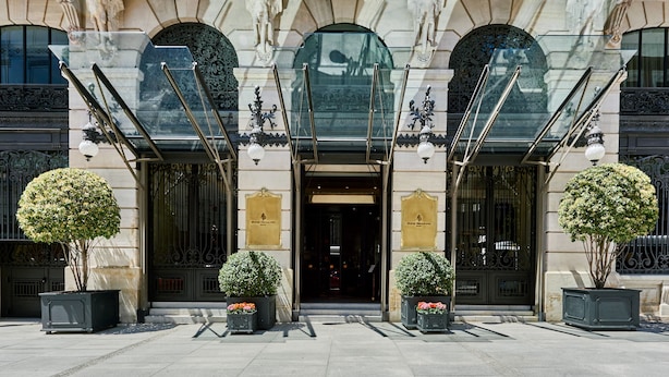 A grand building with ornate architecture, large arched windows, and a prominent entrance. - Four Seasons Hotel Madrid (Madrid)