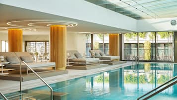 Indoor spa tub