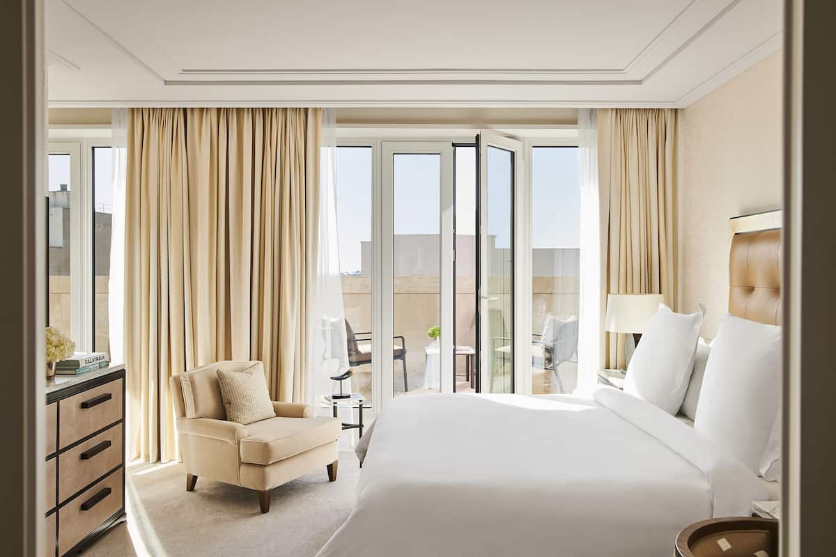 four seasons, suite, 1 king bed, terrace | minibar, in-room safe, desk, blackout curtains