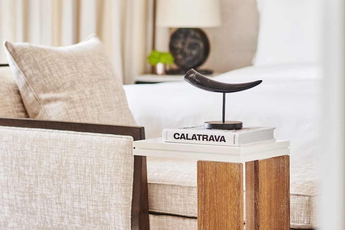Minibar, caja de seguridad en la habitación y escritorio