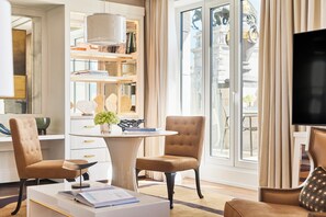Four Seasons, Suite, 1 cama de matrimonio grande, terraza | Minibar, caja fuerte, escritorio y cortinas opacas