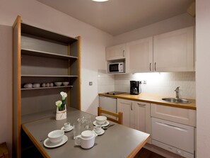Fridge, microwave, dishwasher, coffee/tea maker - Cozy Studio for 2 with Balcony and WiFi in Brides-les-Bains (Brides-les-Bains)