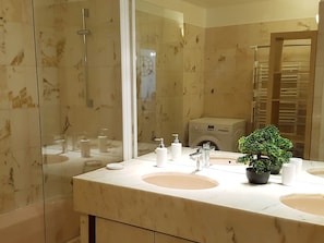A bathroom with two sinks, a large mirror, a shower, and a washing machine. - Spacious T2 Center, Wifi, Sleeps 4 (Brides-les-Bains)
