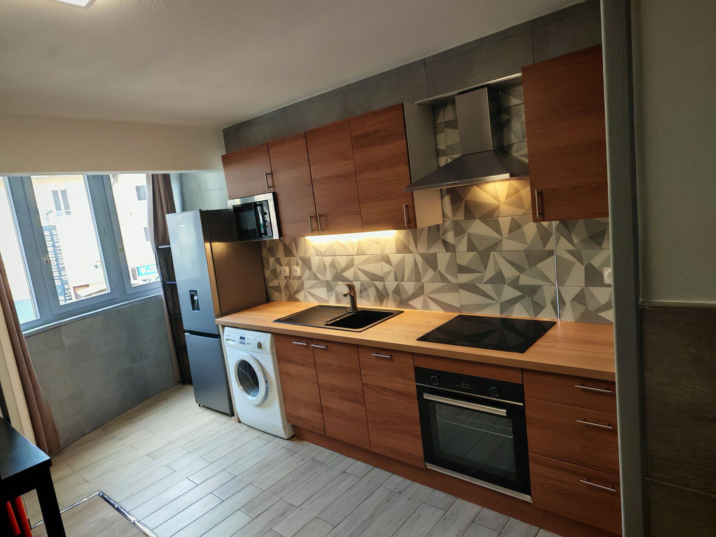 Réfrigérateur, micro-ondes, plaque de cuisson, lave-vaisselle