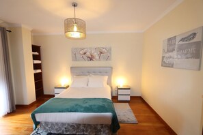 1 quarto, ferros/tábuas de passar roupa, berço de viagem